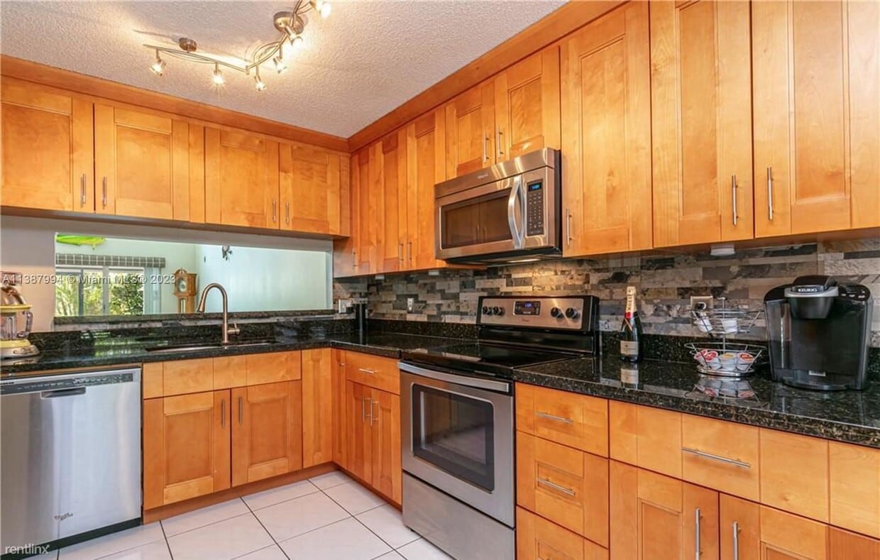 Foto principal - 3 br, 2.5 bath House - 7610 Pinewalk Dr S ...