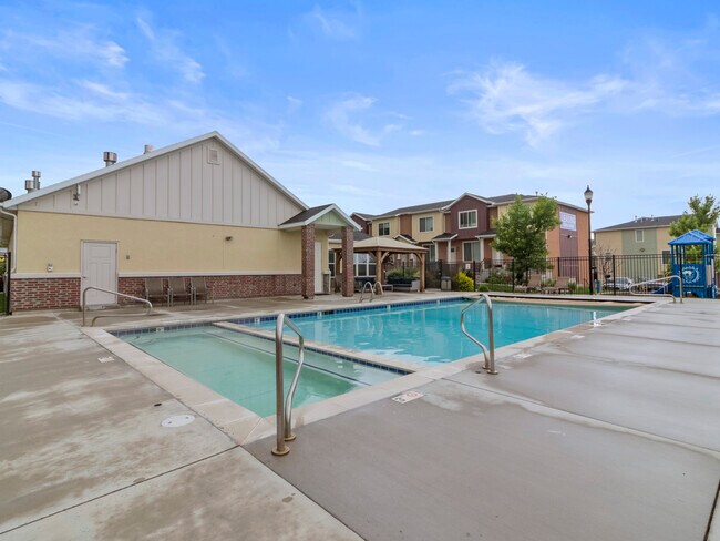 Jacuzzi y piscina - South Ridge Townhomes and Apartments