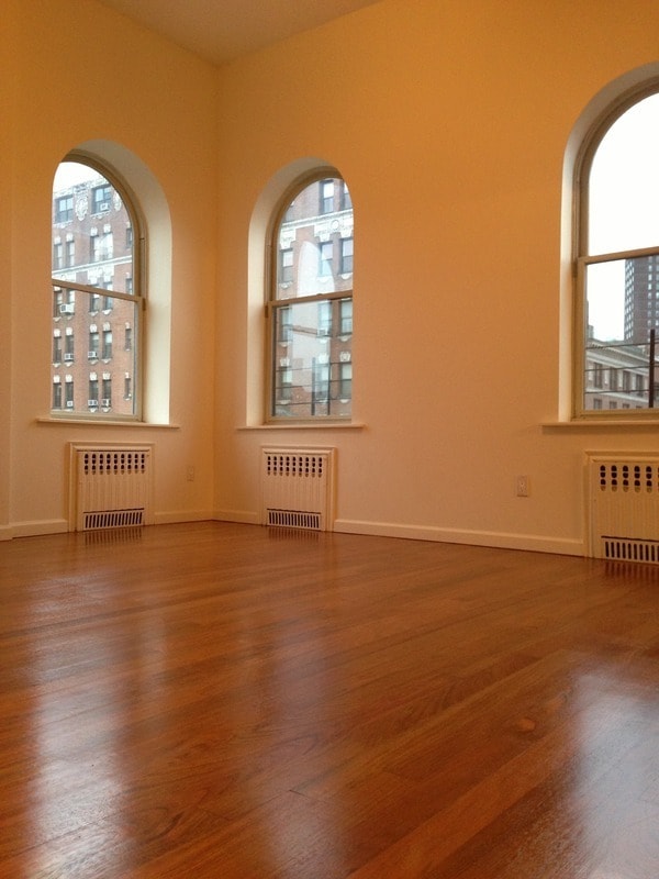 Building Photo - 65 W 70th St