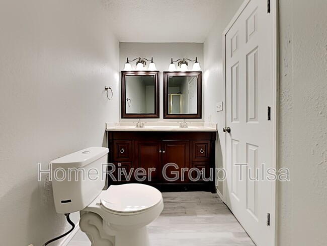 Foto del edificio - 7505 S Maple Ave