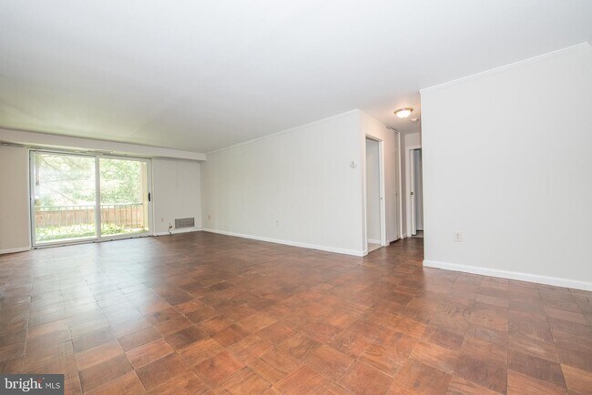 Building Photo - 1637 Oakwood Dr