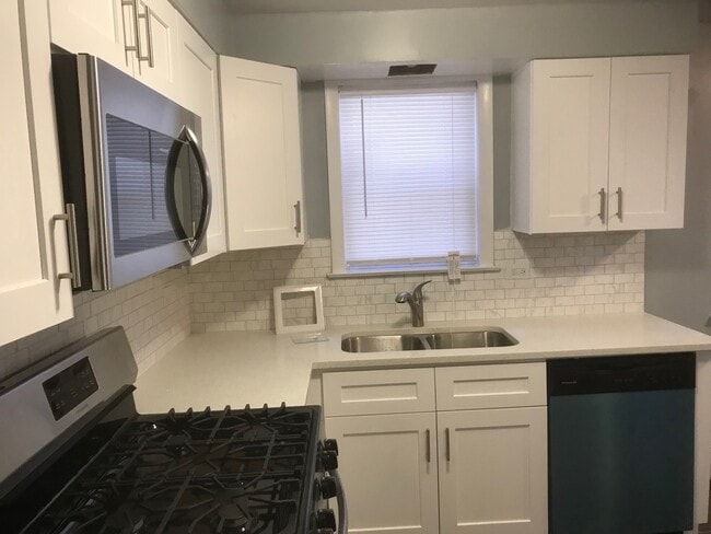 Foto del edificio - 5742 W Lawrence Ave