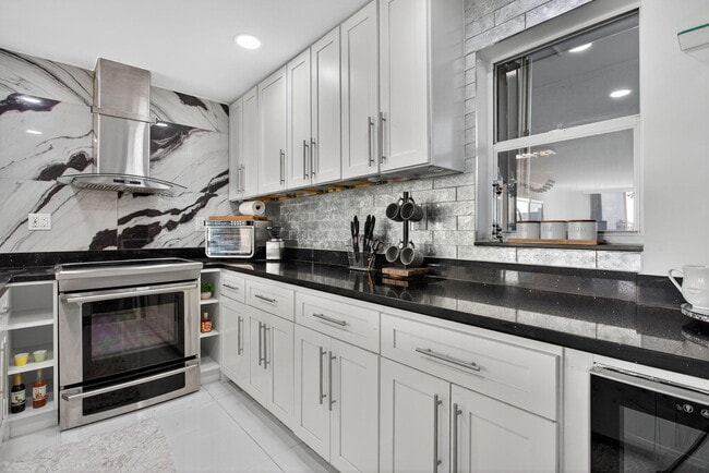 Building Photo - 1609 N Riverside Dr