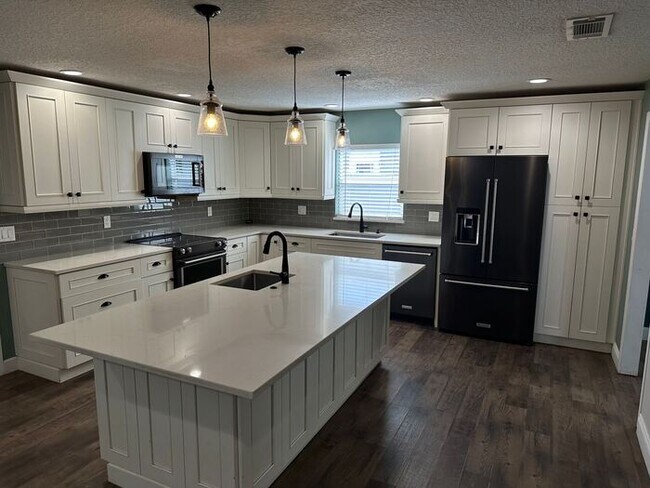 Building Photo - Stunning 3-bedroom, 2-bathroom home in the...