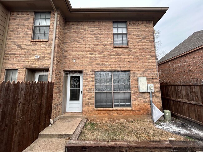 Foto del edificio - 7425 Kingswood Dr