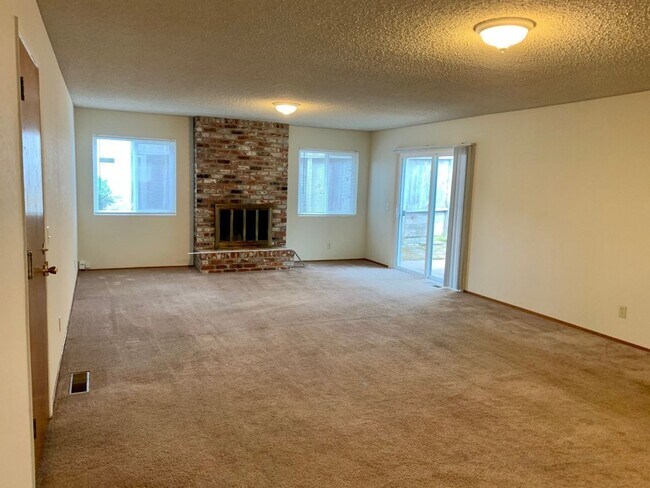 Foto del edificio - 3 bed 2 bath Monterey Home For Rent