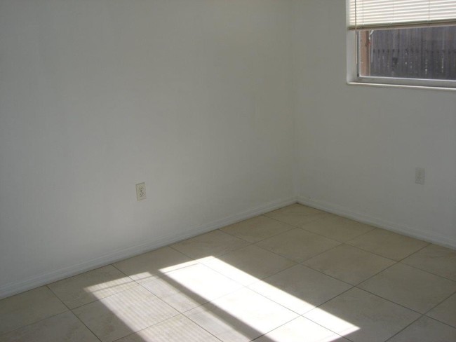 Building Photo - 609 S Central Avenue