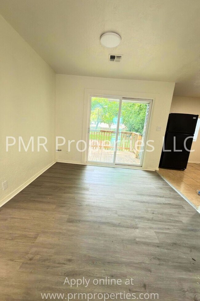 Building Photo - 3 Bedrooms / 1 Bathroom House