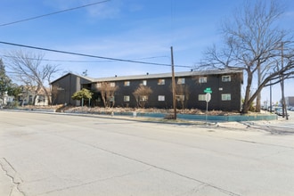 Building Photo - 409 E 9th St