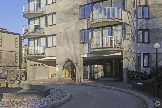 Building Photo - Canaland Apartments