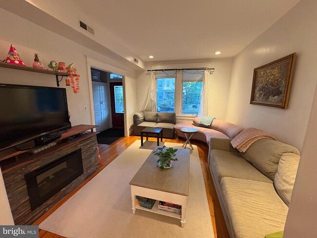 Building Photo - 636 Kenyon St NW