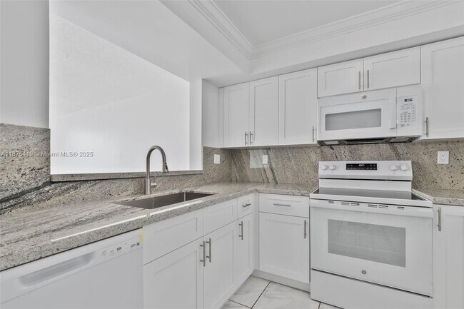 Foto del edificio - 9682 Fontainebleau Blvd