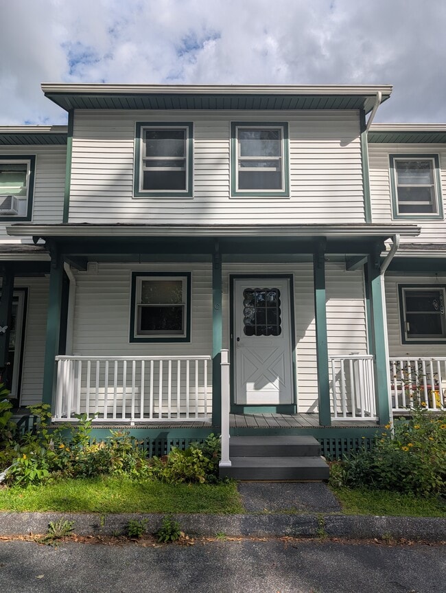 Building Photo - 27 Maple St