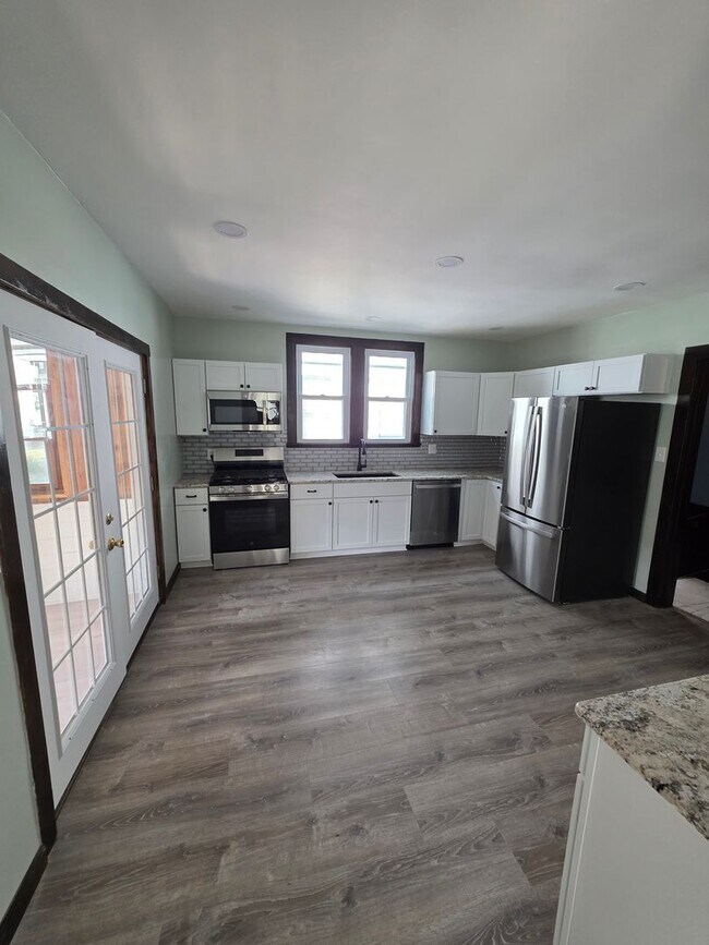 Foto del edificio - Spacious 4-Bedroom, 1½ Bath Single-Family ...