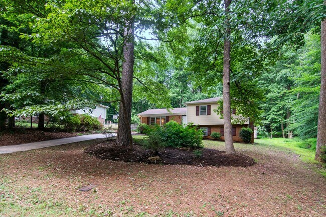 Foto del edificio - Spacious 4bd/3ba home with large backyard ...