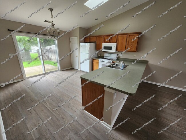 Building Photo - Fresh 3 Bedroom Duplex