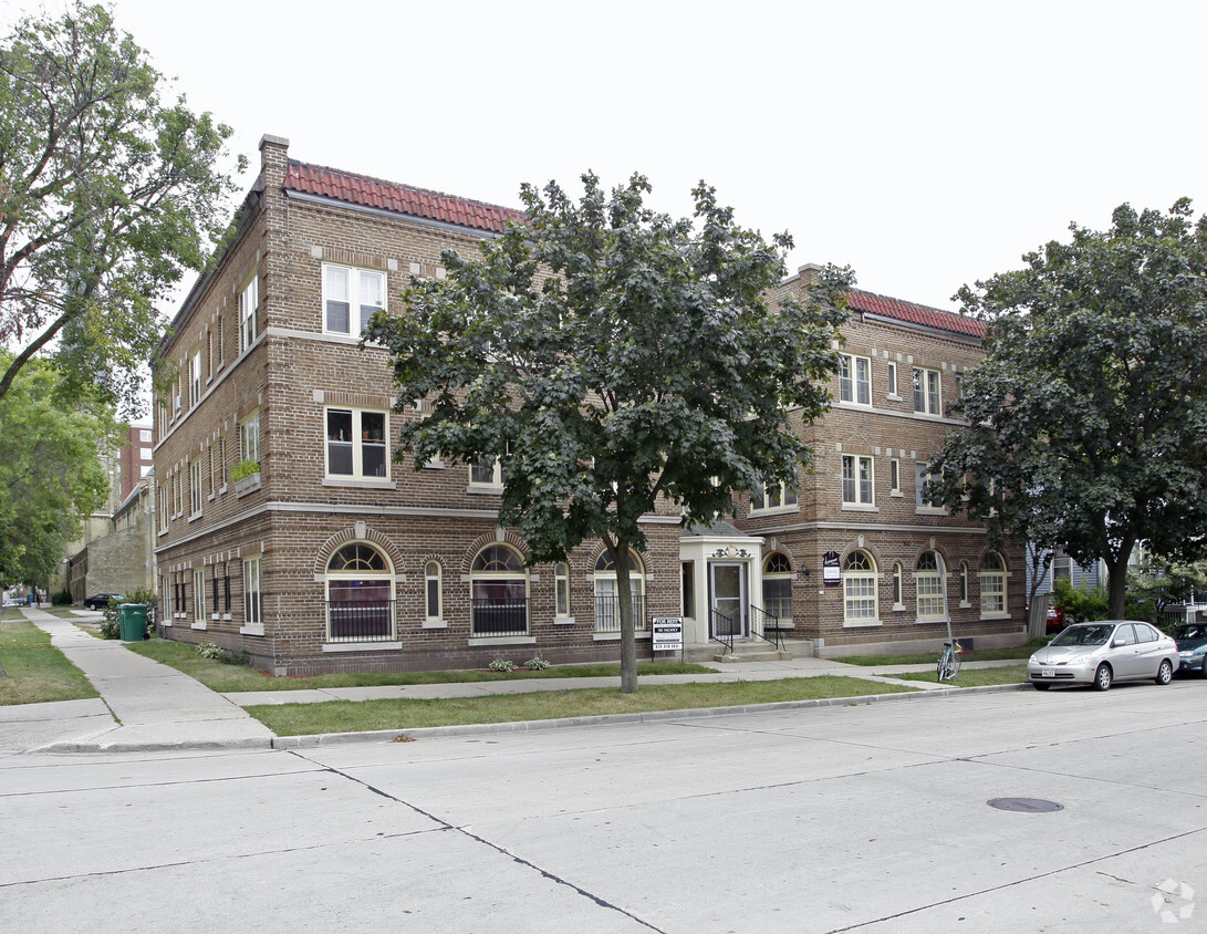 Primary Photo - Fairmount Apartments