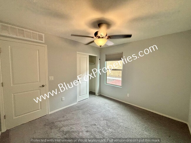 Foto del edificio - 7880 N Scholes Ave