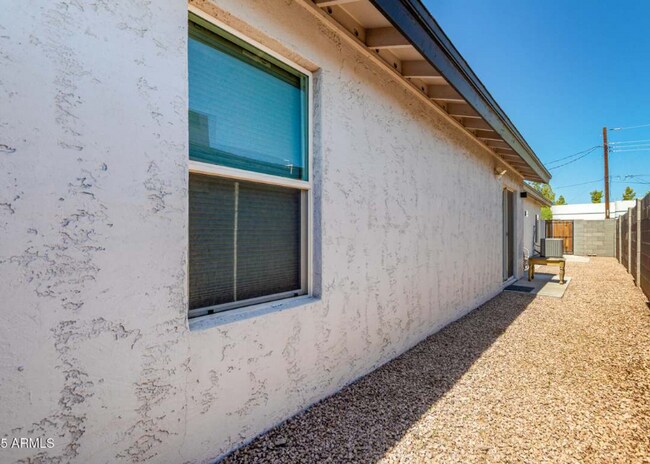 Foto del edificio - 1558 W 5th St