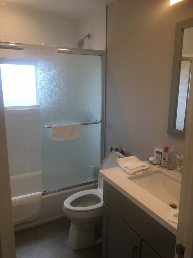 Uno de los 2 baños completos en la planta superior. - 251 Kentucky St