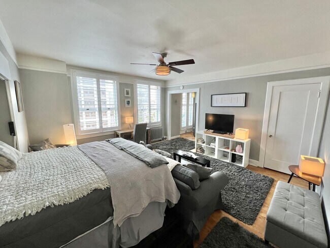 Foto del edificio - Chic Ocean-View Furnished Studio in a Hist...