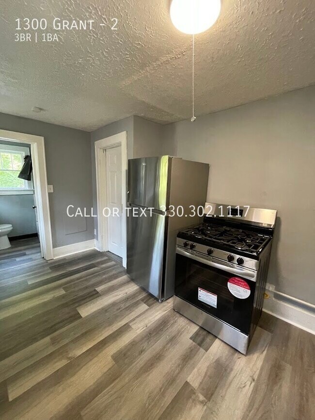Foto del edificio - Second level Three bedroom One bathroom ap...