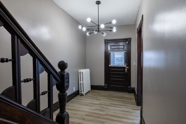 Foto del edificio - 5 Bedroom 2.5 Bath Midtown Home