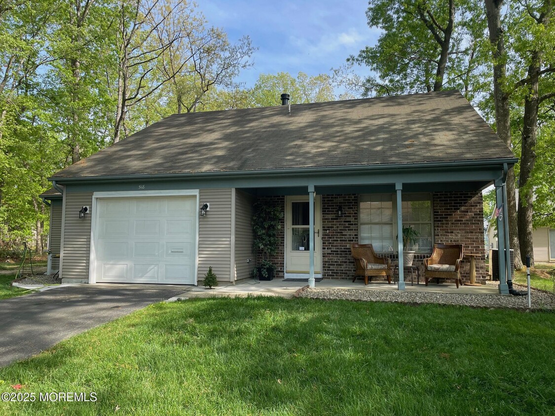 Foto principal - 518 Petunia Ln N