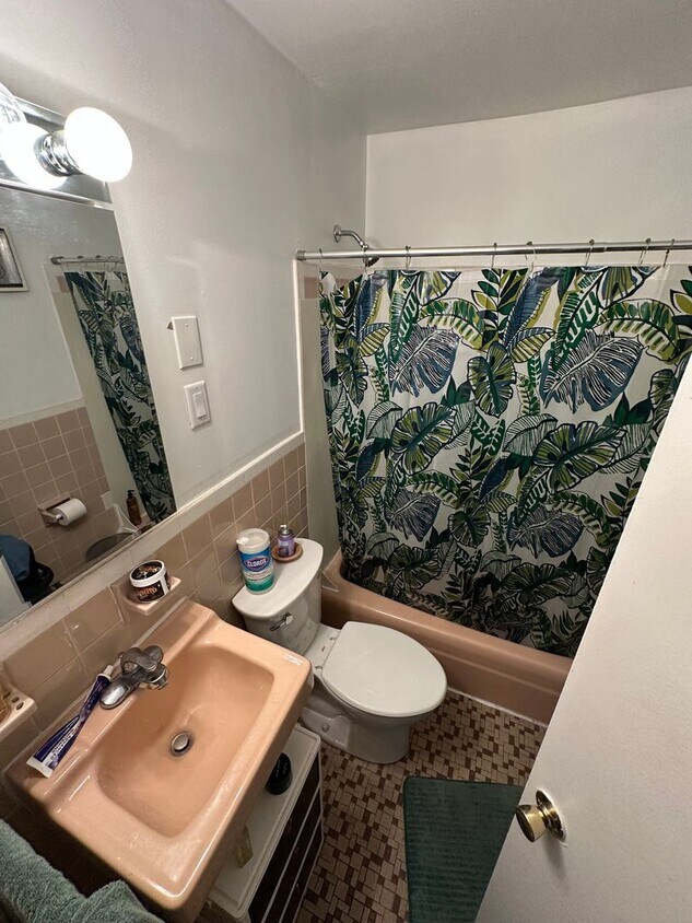 Building Photo - 2BR 1Bth unit. Heat/Hot Water included. Great location!