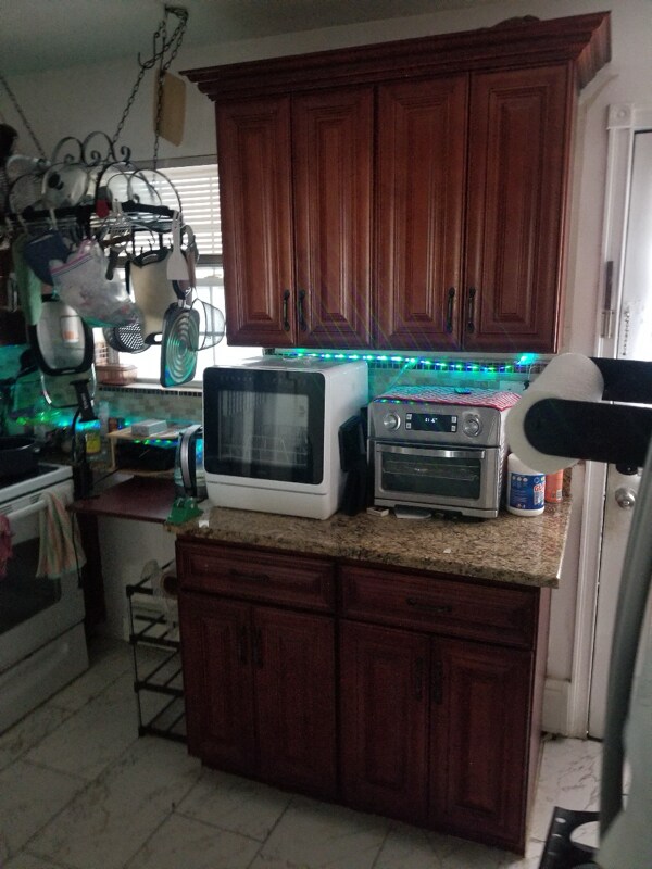 Building Photo - 202 W 1st St