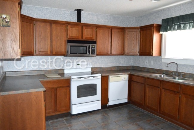 Building Photo - 3563 Rockwood Ave