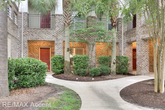 Building Photo - 3 br, 2.5 bath House - 2703 River Oaks Drive