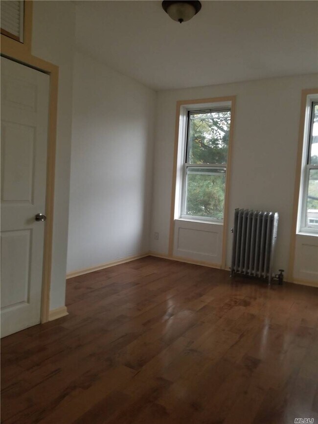 Building Photo - 305 Ridgewood Ave