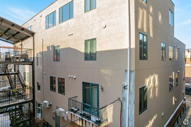 Building Photo - Bella Vista