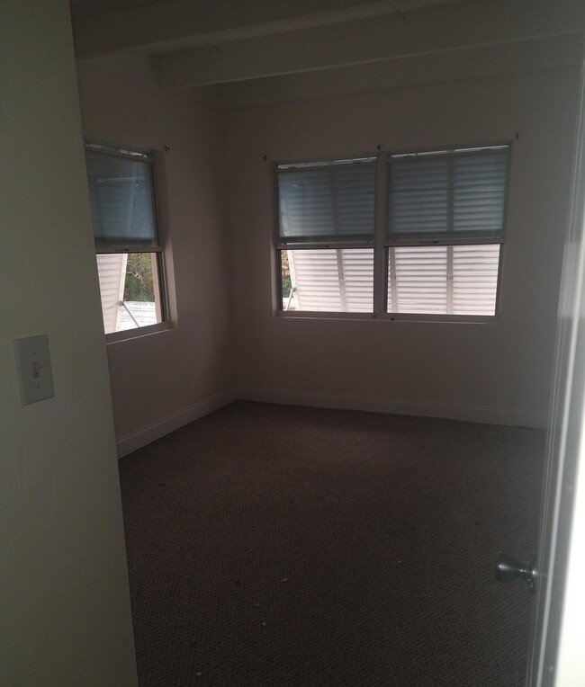 Foto del edificio - 805 Forrest Ave