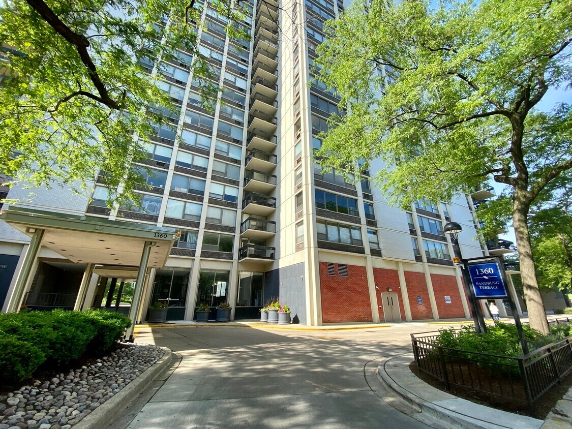 Foto principal - 1360 N Sandburg Terrace