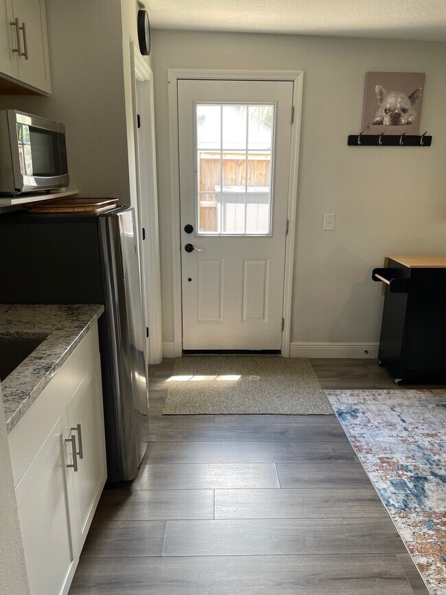 Ingrese a la sala de estar y al área de la cocina. - 1430 Lake Weldona Dr