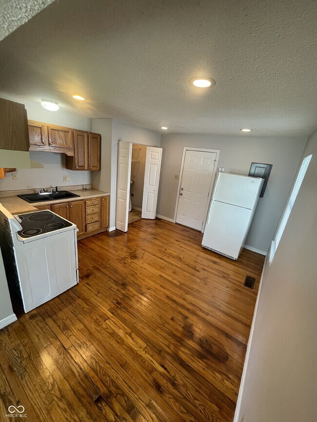 Foto del edificio - 5819 Greenfield Ave