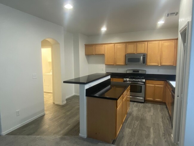 Building Photo - 3 Bed/2.5 Bath with Loft. Large Living/Din...