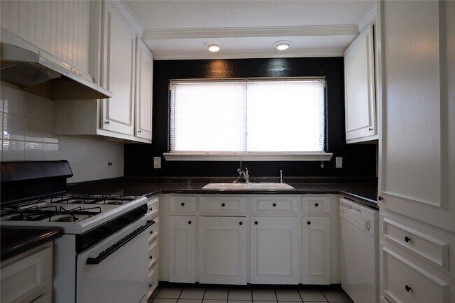 Foto del edificio - 3401 Princeton Dr