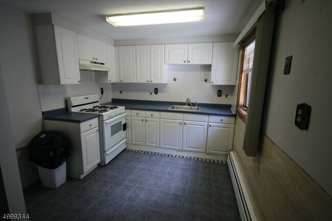 Building Photo - 1053 Valley Rd