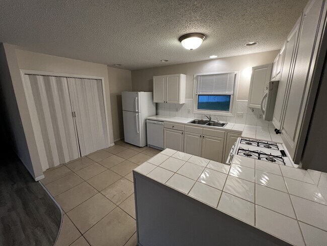Building Photo - 515 Valley View Dr