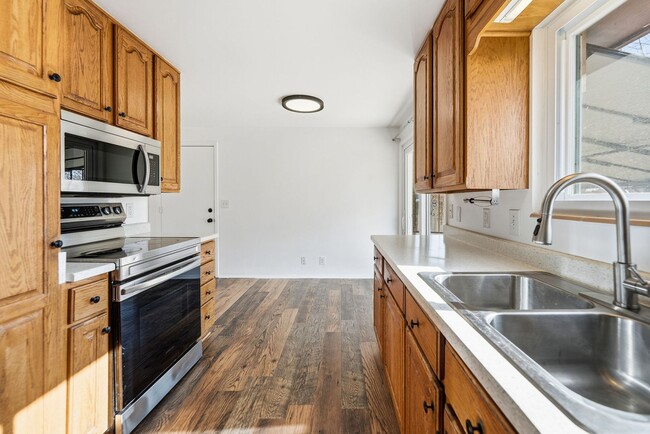 Foto del edificio - Beautiful 4-bedroom, 2-bathroom home located in the vibrant city of Westminster,