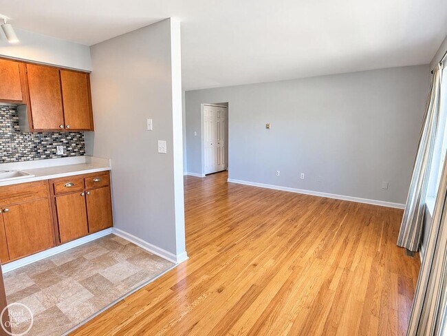 Foto del edificio - 4840 Briarwood Ave