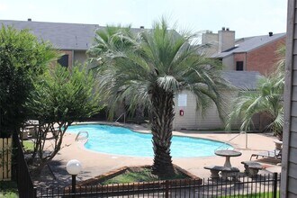 Building Photo - 16111 Aspenglenn Dr