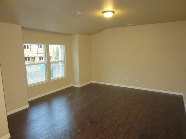 Building Photo - Available Now! 3 Bedroom 2.5 Bathroom Town...