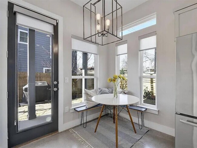 Foto del edificio - 2709 E 3rd St