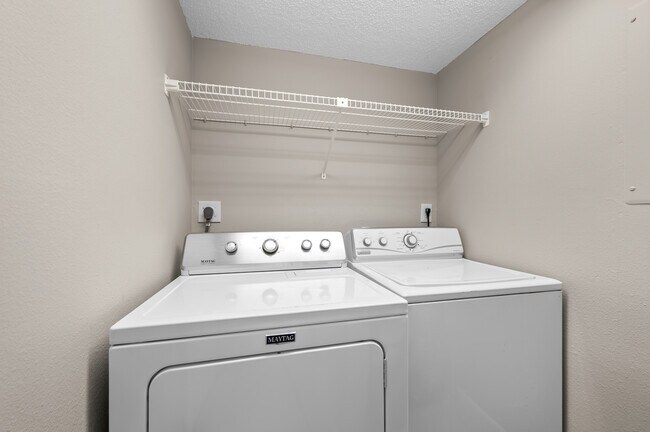 Foto del edificio - 5725 Baywater Dr