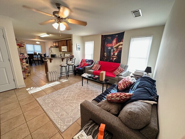 Foto del edificio - Five Bedroom Near Downtown Available for Pre-Lease!