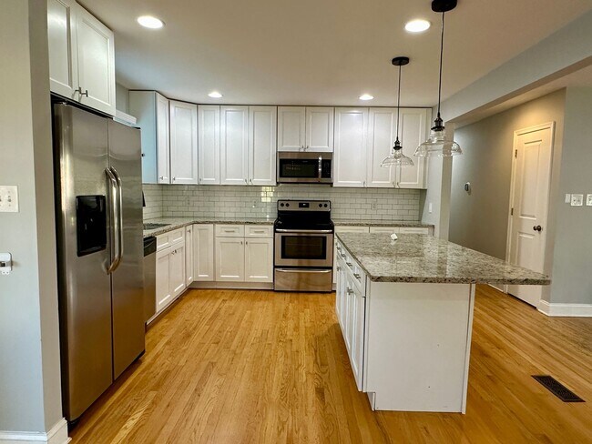 Foto del edificio - 5 Bedrooms 3 Bathrooms! Parking! Pets Welc...